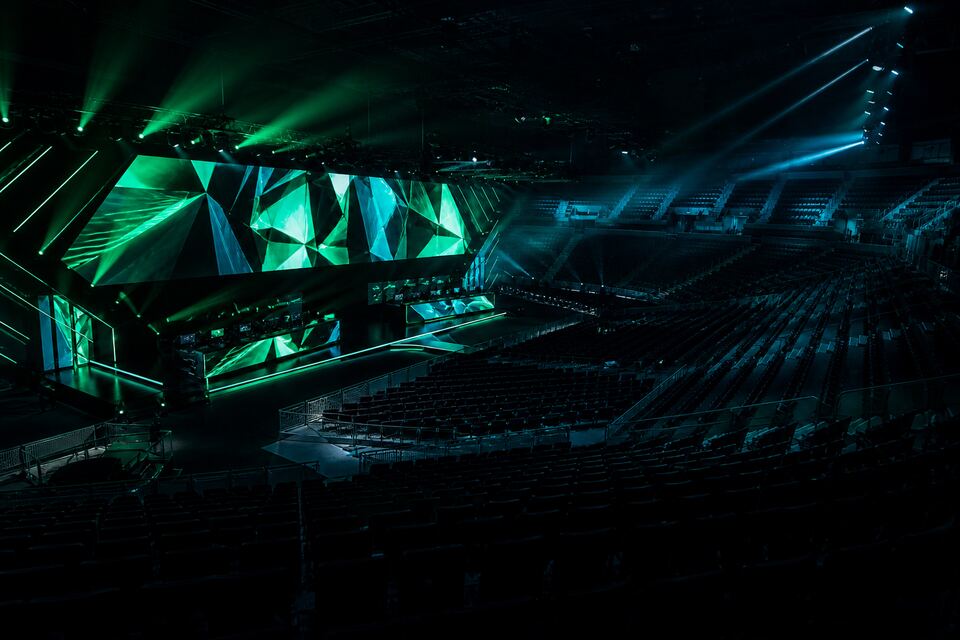 E-sport aréna színpad zöld és cián fényekkel